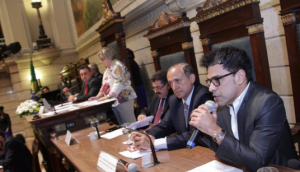 O cantor e compositor Zezé Di Camargo integrou a mesa ao lado do presidente da Câmara Municipal de Goiânia, Anselmo Pereira. 