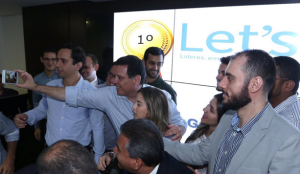 Governador faz selfie com vencedores da Hacktona Let's go.
