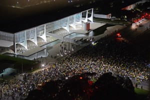 Brasília - Protesto contra a nomeação do ex-presidente Lula como ministro da Casa Civil, em frente ao Palácio do Planalto (Fabio Rodrigues Pozzebom/Agência Brasill)