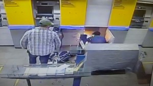 Imagem da câmera de segurança registra ação dos suspeitos dentro da agência bancária no Setor Santa Genoveva.