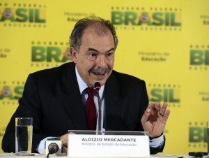 Brasília - O ministro da Educação, Aloizio Mercadante, em coletiva à imprensa, fala sobre delação premiada do senador Delcídio do Amaral (Valter Campanato/Agência Brasil)