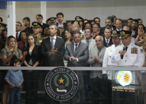 O coronel Sílvio Benedito Alves repassa o cargo para o coronel Divino Alves de Oliveira.