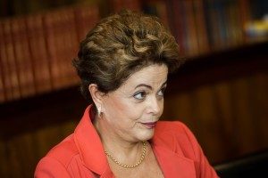 Brasília - A presidenta Dilma Rousseff durante reunião com o ministro de Assuntos Exteriores e do Desenvolvimento Internacional da França, Laurent Fabius, no Palácio da Alvorada (Marcelo Camargo/Agência Brasil)