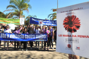 Dez anos da Lei Maria da Penha são lembrados em caminhada por Ceilândia  Ceilândia, Brasília, DF, Brasil 7/8/2016 Foto: Tony Winston/Agência BrasíliaOitenta pessoas participaram neste domingo (7) de caminhada em Ceilândia para lembrar dos 10 anos da Lei Maria da Penha, completados hoje. A ação, organizada pela Secretaria do Trabalho, Desenvolvimento Social, Mulheres, Igualdade Racial e Direitos Humanos, ocorreu das 9h30 às 11 horas com o objetivo de chamar a atenção para a legislação que garante à mulher direitos para coibir e prevenir a violência doméstica e familia