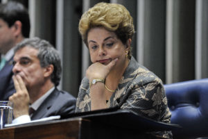 Plenário do Senado Federal durante sessão deliberativa extraordinária para votar a Denúncia 1/2016, que trata do julgamento do processo de impeachment da presidente afastada Dilma Rousseff por suposto crime de responsabilidade.  Mesa:  advogado da presidente afastada, José Eduardo Cardozo;  presidente afastada Dilma Rousseff Foto: Jane de Araújo/Agência Senado