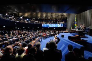 Plenário do Senado durante sessão deliberativa extraordinária para votar a Denúncia 1/2016, que trata do julgamento do processo de impeachment da presidente afastada Dilma Rousseff por suposto crime de responsabilidade. Em discurso, à tribuna, presidente afastada Dilma Rousseff. À mesa: primeiro secretário do Senado Federal, senador Vicentinho Alves (PR-TO); presidente do Senado, senador Renan Calheiros (PMDB-AL); presidente do Supremo Tribunal Federal (STF), ministro Ricardo Lewandowski; secretária-geral da Presidência do Supremo Tribunal Federal (STF), Fabiane Pereira de Oliveira Duarte; advogado da presidente afastada, José Eduardo Cardozo. Foto: Edilson Rodrigues/Agência Senado