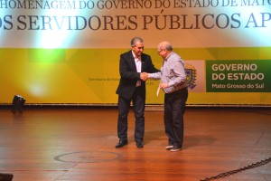 Governador Reinaldo Azambuja (PSDB) entrega honraria ao servidor aposentado