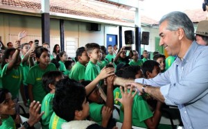 Governador-com-as-crianças-da-Escola-Estadual-Professora-Ada-Teixeira-dos-Santos-Pereira