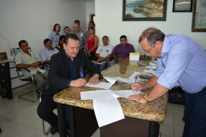 Prefeito Ricardo Fávaro (à direita), e o gerente do BB Marcos Rower durante o ato de assinatura dos documentos de financiamento para máquinas e caminhões (1)