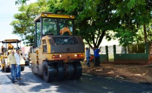 Ricardo Favaro vistoria inicio da obra de recapeamento da rua Primavera