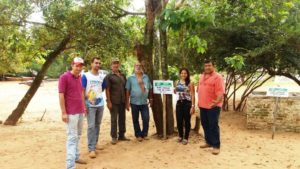 Servidores durante a instalação de placas de educação ambiental, na Praia da Amizade/ Foto: divulgação