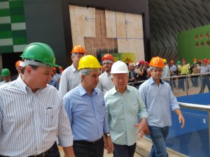Rey vistoria obras