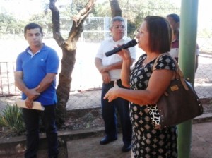 Secretária de Educação, Ana Maria. Ao fundo de camisa branca, o prefeito Sãovesso/ Foto: divulgação