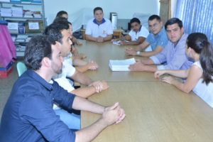 Prefeito Junior Vasconcelos (segurando documentos) em reunião com equipe/ Foto: divulgação