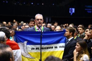 Deputado tucano de MS votou sim com a bandeira de Dourados nas mãos / Foto: divulgação