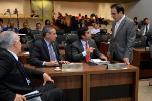 Deputado estadual Felipe Orro discute projeto com parlamentares/ Foto: Fabiana Silvestre