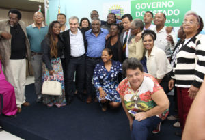 Entidades, deputados, governo posam para foto/ Foto: Chico Ribeiro