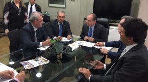 Reinaldo em reunião no ministério. Deputado federal tucano Geraldo Resende esteve presente/ Foto: assessoria
