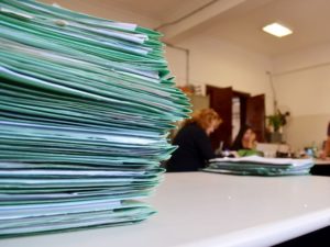 A legislação permite ao cidadão, no pleno exercício dos direitos políticos, propor, sem que seja representado por um advogado, uma notícia de ausência de condição de elegibilidade