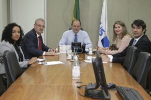 Deputado esteve com o ministro da Saúde, Ricardo Barros, que assegurou novamente o compromisso de liberar os recursos federais para o novo hospital/ Foto: divulgação