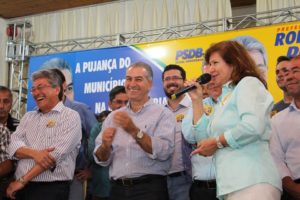 Roberto Hashioka, reinaldo Azambuja, e Dione Hashioka (com o microfone)