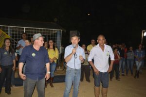 Enelvo felini (de chapéu), Kazu e Geraldo Preto durante reunião em assentamento/ Foto: divulgação