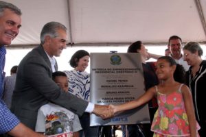 Reinaldo durante entrega de casas na cidade de Três Lagoas/ Foto: Chico Ribeiro