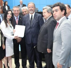 Deputada Mara entrega relatório a ministro/ Foto: Fernanda França