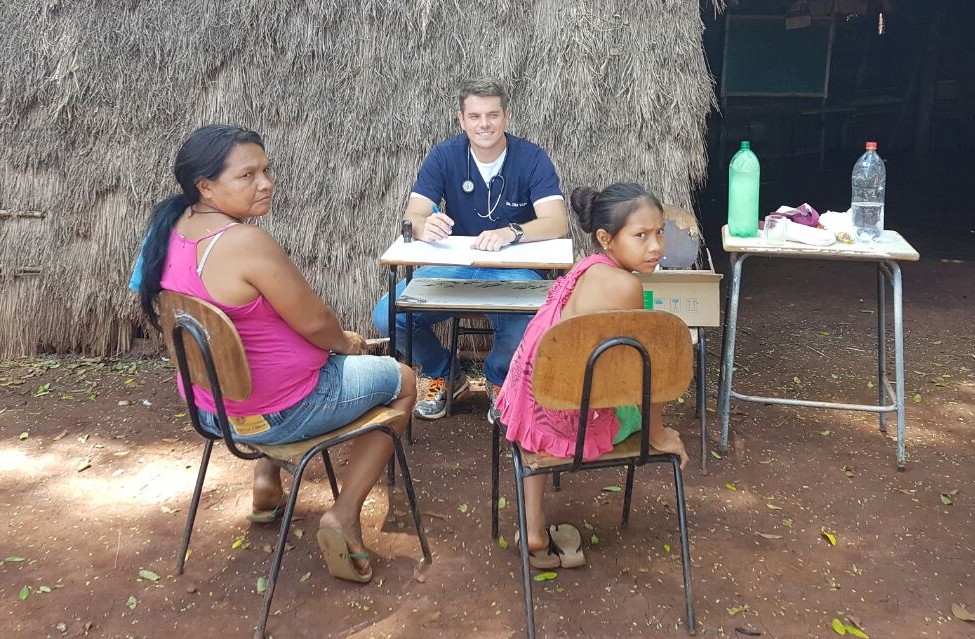 Dr. Iliê Vidal Neto realizas atendimentos na aldeia Laranjeira Ñhanderu/ Foto: assessoria