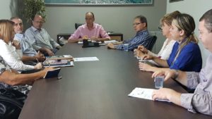 Prefeito Hélio em reunião com representantes do comércio/ Foto: assessoria