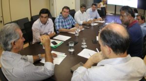Reinaldo reuniu parlamentares na governadoria para entrega dos projetos/ Foto: Chico Ribeiro