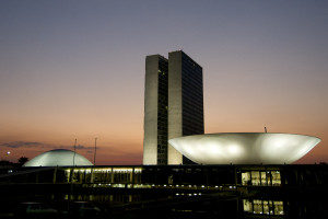 BIE - Banco de imagens externas - Amanhecer no Congresso Nacional. O Congresso Nacional é o órgão constitucional que exerce, no âmbito federal, as funções do Poder Legislativo, quais sejam, elaborar/aprovar leis e fiscalizar o Estado Brasileiro (suas duas funções típicas), bem como administrar e julgar (funções atípicas). O Congresso Nacional é bicameral, sendo composto por duas Casas: o Senado Federal, integrado por 81 senadores, que representam as 27 unidades federativas (26 estados e o Distrito Federal), e a Câmara dos Deputados, integrada por 513 deputados federais, que representam o povo. Foto: Pedro França/Agência Senado