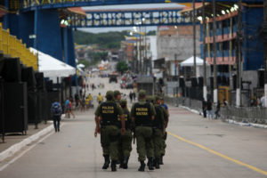 Antes mesmo de anoitecer a movimentação na Aldeia Amazônica, no bairro da Pedreira, já era grande. Brincantes, passistas e agentes de segurança pública organizavam os detalhes para o início da festa do domingo (31.01) de carnaval, terceiro e último dia de desfile de blocos carnavalescos e Escolas de Samba. FOTO: CLÁUDIO SANTOS / AG. PARÁ DATA: 31.01.2016 BELÉM - PARÁ