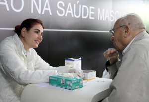 Em comemoração ao Dia do Homem, celebrado em 15 de julho, usuários fazem gratuitamente na Estação Sé, exame de glicemia, IMC (índice de massa corporal), e verificam a pressão arterial e recebem orientação sobre cuidados com a saúde e prevenção de doenças. A ação, chamada de “Mutirão da Saúde do Homem”, é promovida pela Sociedade Brasileira de Urologia, em parceria com  a Bayer. Local: São Paulo/SP Foto: PAMELLA FERRARI / A2 FOTOGRAFIA 13/07/2012