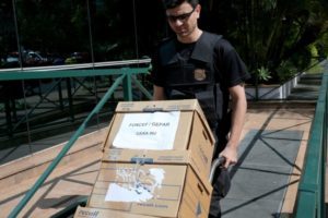 Brasília - Na Operação Greenfield no Distrito Federal, policiais federais retiram documentos da Funcef. (Wilson Dias/Agência Brasil)