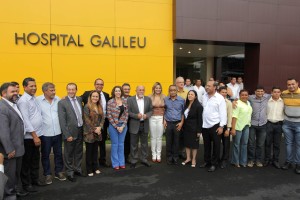 O governador Simão Jatene (c) e os parlamentares que acompanharam a visita às instalações do Hospital Galileu