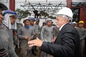 O governador Simão Jatene foi recebido pelos cerca de 200 operários que trabalham na conclusão do Terminal Hidroviário de Belém