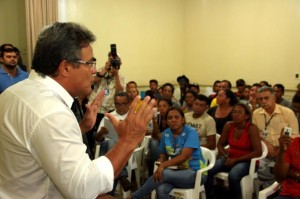 Prefeito Zenaldo Coutinho mantém diálogo com catadores do Aurá sobre as mudanças na gestão do aterro sanitário.