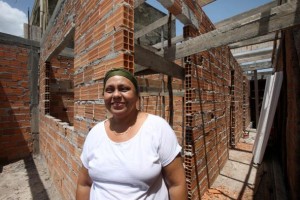 A artesã Itamar Oliveira, de Canudos, recebeu R$ 14 mil do Cheque Moradia e realizou o sonho de construir uma casa mais confortável e segura