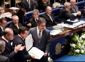 Cássio Cunha Lima é homenageada na sessão especial para comemorar os 25 anos da promulgação da Constituição federal de 1988. Ao seu lado, Senadores Renan Cahlheiros e Vital do Rego. Brasília, 29/10/2013 - Foto Orlando Brito
