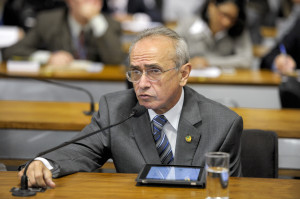 Senador Cícero Lucena (PSDB-PB) durante votação de requerimento para ouvir opinião de especialistas sobre denúncias de alteração na fórmula de suplementos proteicos comercializados no Brasil