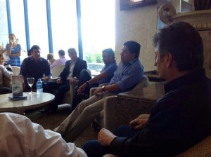 Senador Cássio Cunha Lima (PB), à direita, e deputado federal Mendonça Filho (DEM-PE), de azul, em encontro com Aécio Neves