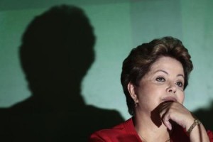 Presidente Dilma Rousseff é vista durante coletiva de imprensa em Brasília, em 18 de dezembro. 18/12/2013 REUTERS/Ueslei Marcelino