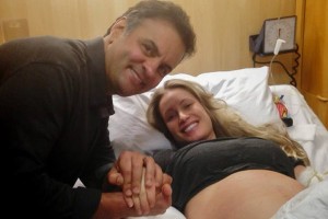 Aécio Neves com sua esposa grávida cred reprodução facebook