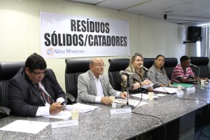 Vereadora Aline Mariano, (centro da foto), do PSDB