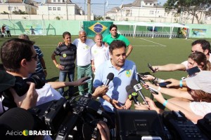 aecio-futebol2