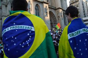Bandeiras são levadas para a manifestação