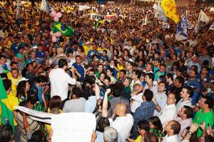 Praça do Marco Zero, no Recife: gritos de mudança e #foraPT