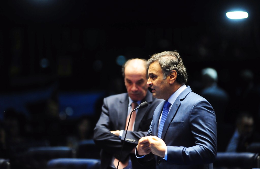 aecio-neves-durante-evento-do-psdb-em-sc17-300x199