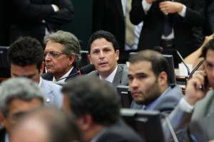 Deputado Bruno Araújo (PSDB-PE) no centro da foto durante reunião da CPI da Petrobras